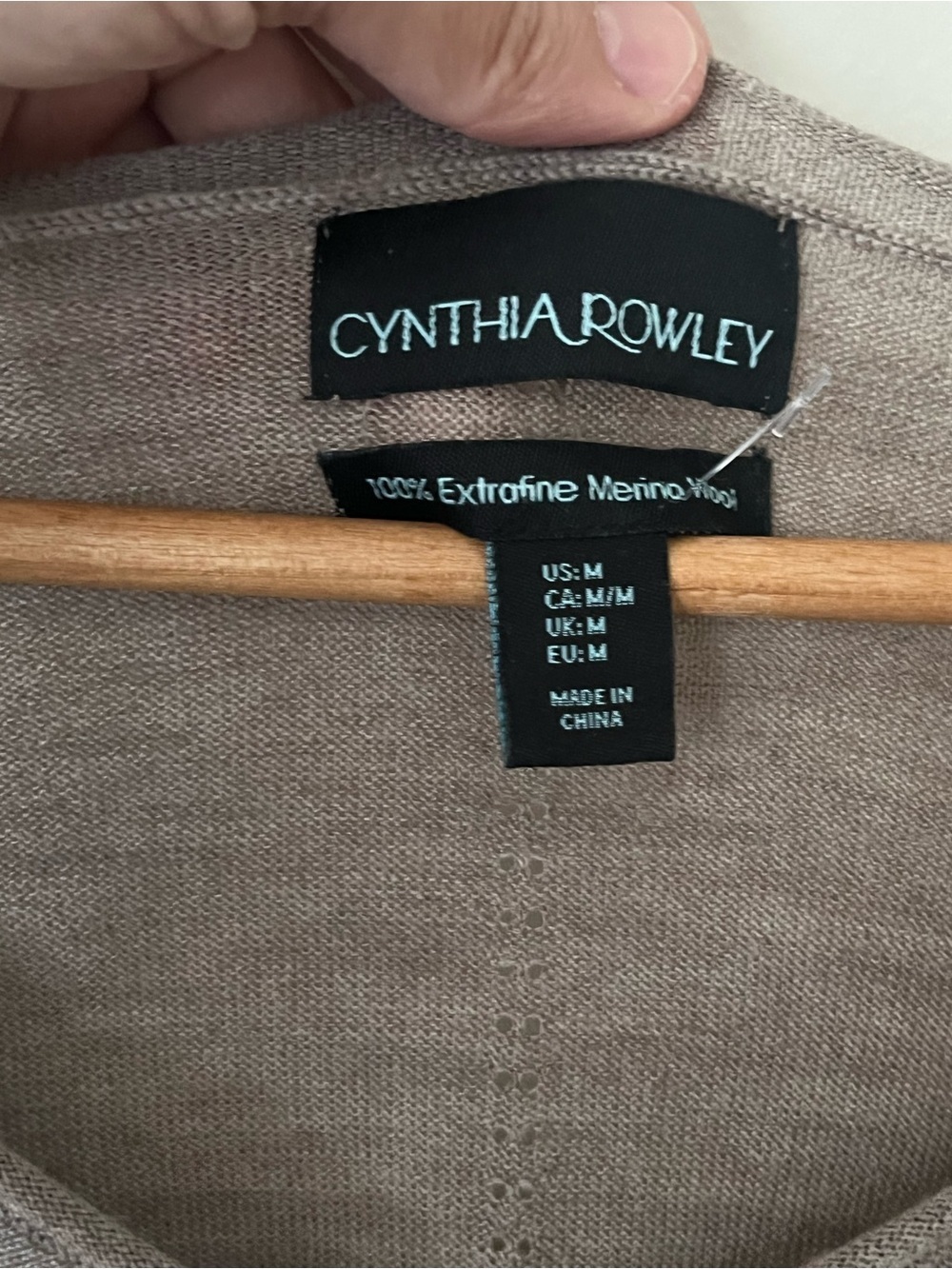 Cynthia Rowley Taupe V-Neck Merino wool oversized Sweater- Medium PtP 20 inch - Picture 4 of 8